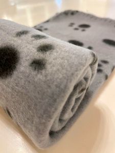 Torkkupeitto | Fleeceviltti Gray With Black Pawns | 60 x 70cm