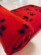 Torkkupeitto | Fleeceviltti Red With Black Pawns | 60 x 70cm
