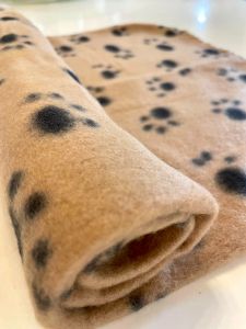 Torkkupeitto | Fleeceviltti Beige With Black Pawns | 60 x 70cm